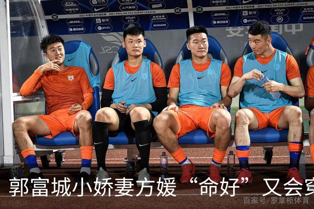 郭富城小娇妻方媛“命好”又会穿，白衬衫配短裤，越来越有阔太范